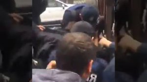 Новая полиция бьет людей и забирает их собственность  ЖЕСТЬ!!!