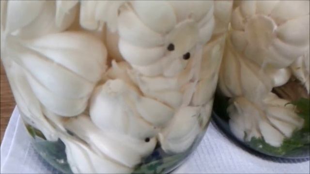 Маринованный чеснок целыми головками Sarimsagin duza qoyulma usulu смотреть онлайн