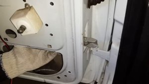 Установка доводчиков (ограничителей) дверей нового образца на Гранту
