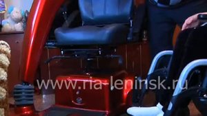 Инвалидам-колясочникам дарят скутеры
