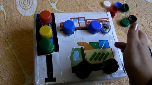 Развивающая игрушка для ребенка из крышек смотреть онлайн