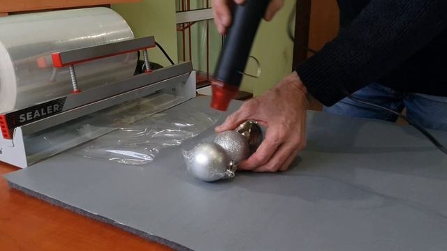 Упаковка ёлочных игрушек в ПОФ пленку с помощью ручного запайщика iSealer