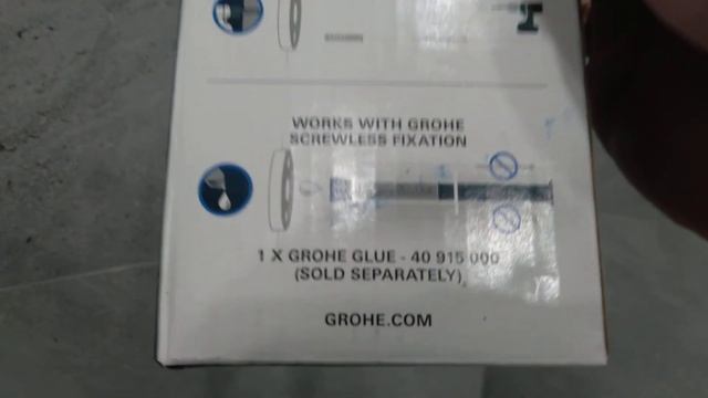 Установил на стену основания крючков для полотенец Grohe Essentials смотреть онлайн