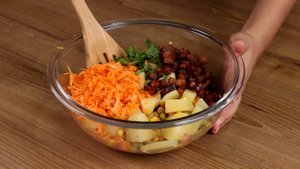 Картофельный салат с беконом. Сытный салат с картофелем.