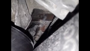 Porsche Cayenne Diesel 2013 год, расположение номера на двигателе