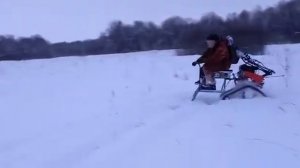 Мотоблок рысь в глубоком снегу на гусенницах с передним лыжным модулем