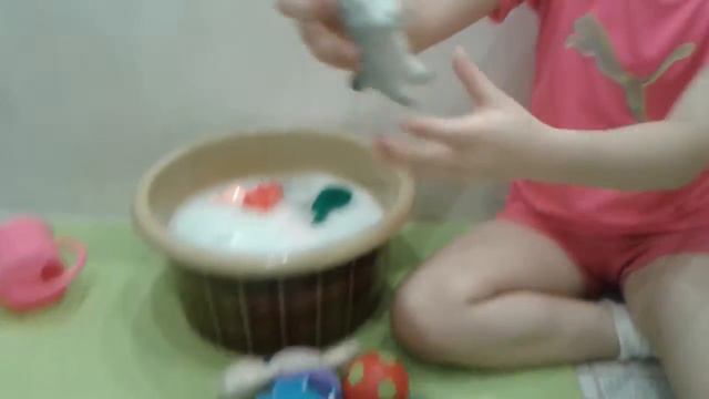 Развлекаемся в ванной😉.Купаем игрушки в воде смотреть онлайн