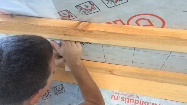 Монтаж пароизоляции мансардного окна VELUX.
