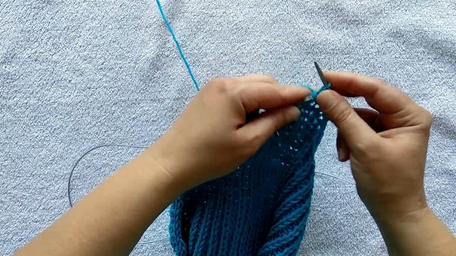 Укороченный свитер спицами, регланом снизу