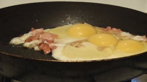 Готовим сами яичницу с колбасой