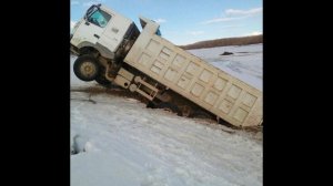 Провалы грузовых машин под лёд