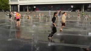 Girls and fun and wet fountain games-8! / Девушки и веселые и мокрые фонтанные игры-8 !