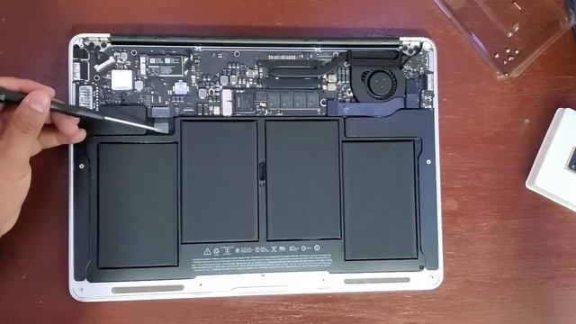 Cambio del ssd de 128gb a 1tb de una mac book Air del 2017 смотреть онлайн