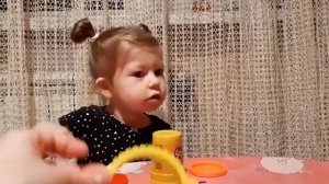 Паола играет с папой. Делаем прическу для куколки из пластелина play doh.