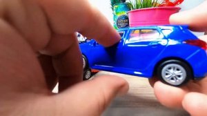Достаем из ведерка красивые, яркие модельки машин. Какую машинку подарить малышу?