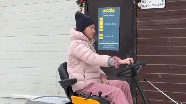 Девушка за рулем райдера Stiga park PRO 25 4wd! Ремонт садовых mini райдеров в Санкт Петербурге!