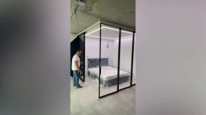 Зонируем спальное место в квартире-студии с помощью Г-образной перегородки.