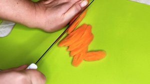 Как нарезать морковь соломкой. Отличный способ быстрой и простой нарезки. Смотрите видео!
