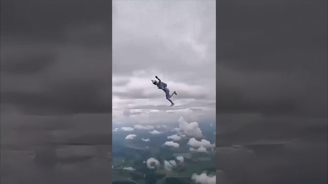 девушка красивая летит