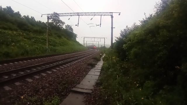 Электропоезд ЭП3Д-0034 сообщением Уссурийск-Владивосток дождливым утром на Транссибирской магистрал смотреть онлайн