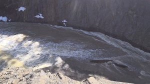 Весенние воды реки Изырак. Аварийный сброс воды.