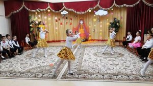 танец девочек в детском саду