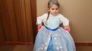 ЭЛЬЗУ болит живот/Эльза у доктора/Играем в доктора/FROZEN ELSA vs DOCTOR/Видео для детей