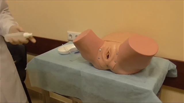 Врачебный осмотр наружных половых органов у женщины со взятием мазков на ИПППП