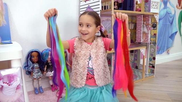 София играет в салон красоты и красит волосы цветными красками, Sofia plays in a hair beauty Salon смотреть онлайн
