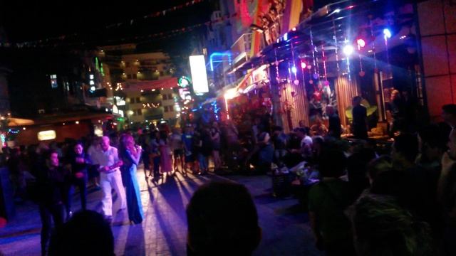 Песни посреди улицы в Патонге, остров Пхукет ,Тайланд