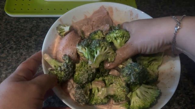 Запеканка из куриной грудки и брокколи!#жизньвмаленькомгороде смотреть онлайн