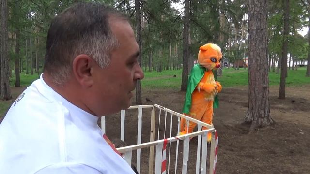 Перфоманс «Зелёной Альтернативы» против контактных зоопарков смотреть онлайн