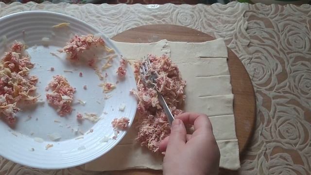 РУЛЕТ ИЗ СЛОЕННОГО ТЕСТА С КОЛБАСНЫМ ФАРШЕМ РЕЦЕПТ ПО КАРМАНУ ЛЕГКО И ВКУСНО БЫСТРЫЙ РЕЦЕПТ СЛОЙК смотреть онлайн