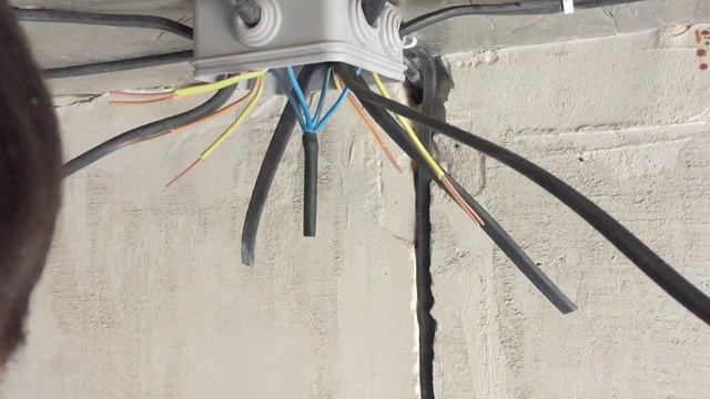 Пайка скруток в распределительной коробке. смотреть онлайн