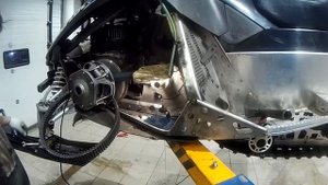 Замена масла в КПП в Снегоходе Arctic Cat
