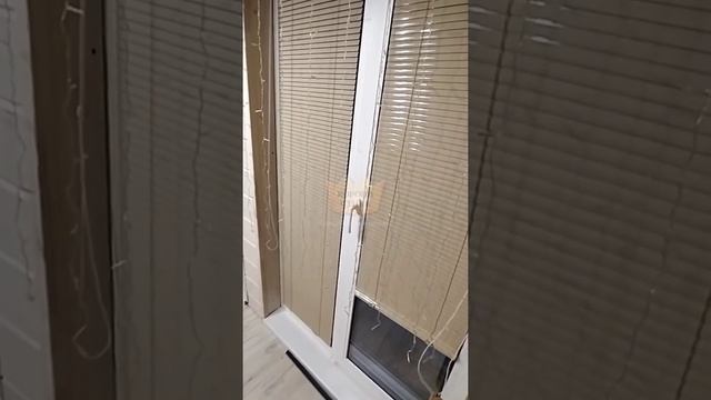Алюминиевые жалюзи вплотную к стеклу