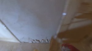 Нужно ли штукатурить дверные проемы. Ровняем по дверным коробкам.