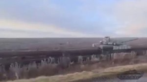 Колонна Т90М «Прорыв» выдвигается на защиту Донбасса