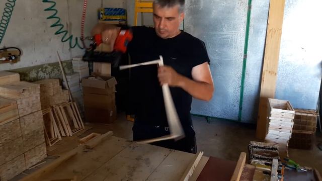 Сколачиваем рамки пневмостеплером смотреть онлайн