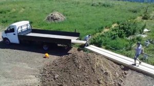 Армопояс и мауэрлат мансардного этажа. Довезли доски. Окоряем, обрабатываем. Устанавливаем.