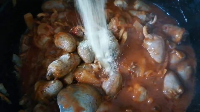Куриные сердечки в сливочно-томатном соусе.