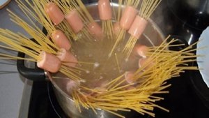 Как красиво приготовить спагетти и сосиски