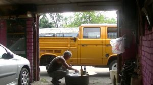 я возюкаюсь в гараже фольксваген  т 3 1982 года