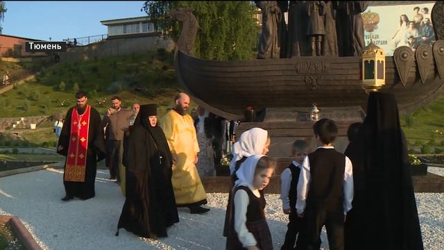 Тюменский памятник царской семье освятили мощами Георгия Победоносца