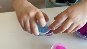 Милана создает новые слаймы. Перемешиваем разные цвета.