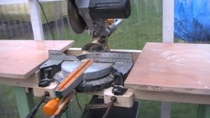 Стол для торцовочной пилы по дереву.