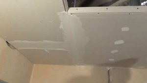 12.  Ремонт квартиры своими руками. Поклейка сетки (серпянки) на швы.