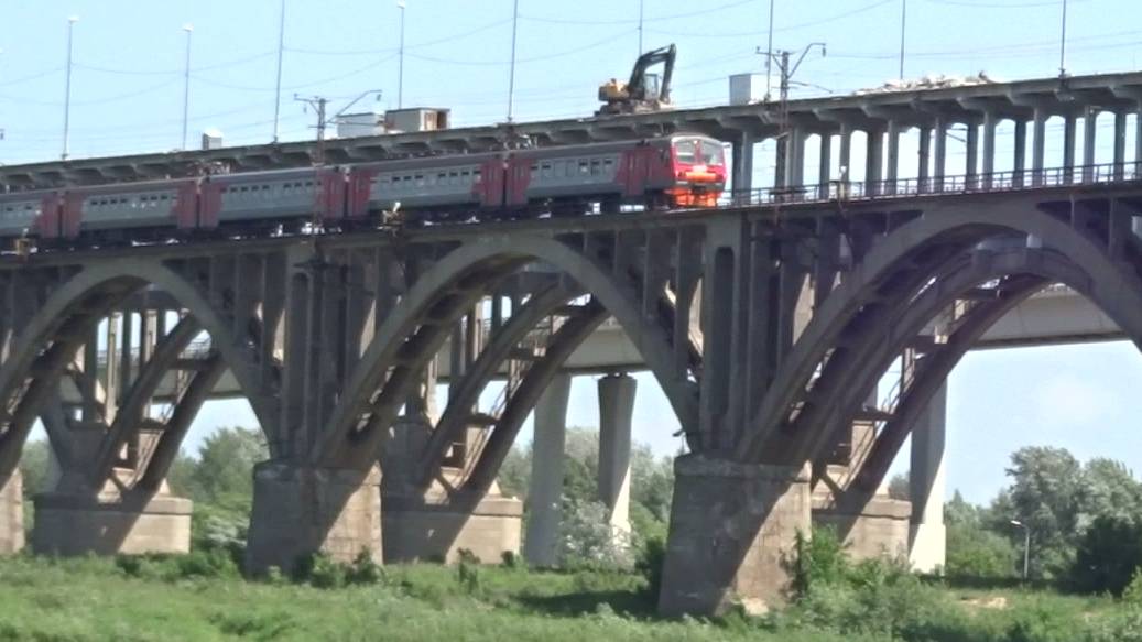 Электропоезд ЭД9М-??? проходит мост через Волгу в сторону Нижнего Новгорода