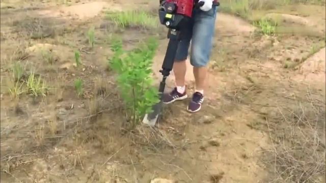 Машина для выкапывания деревьев Лопата с мотором смотреть онлайн