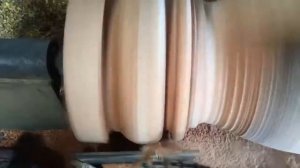 Опасный гигантский токарный станок по дереву Большое дерево делает деревянную вазу.